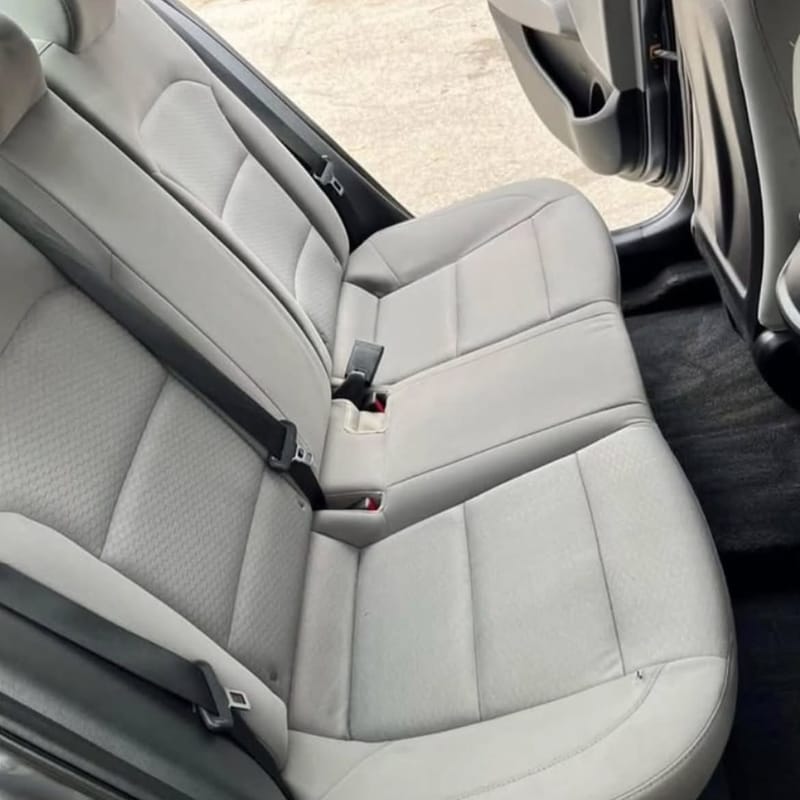 Zadnja klupa automobila posle dubinskog pranja