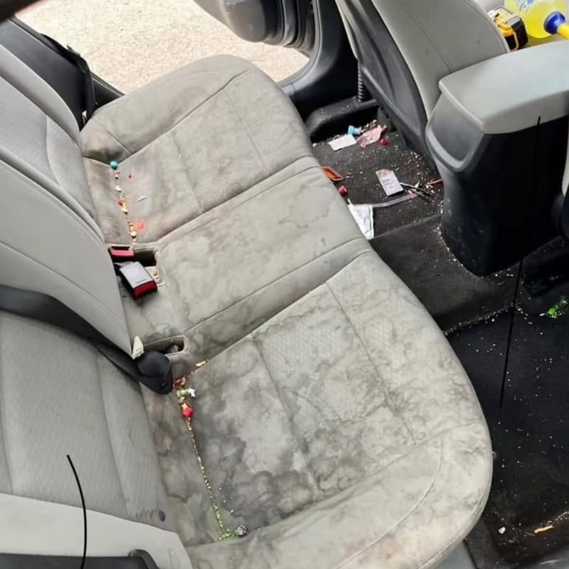 Zadnja klupa automobila pre dubinskog pranja